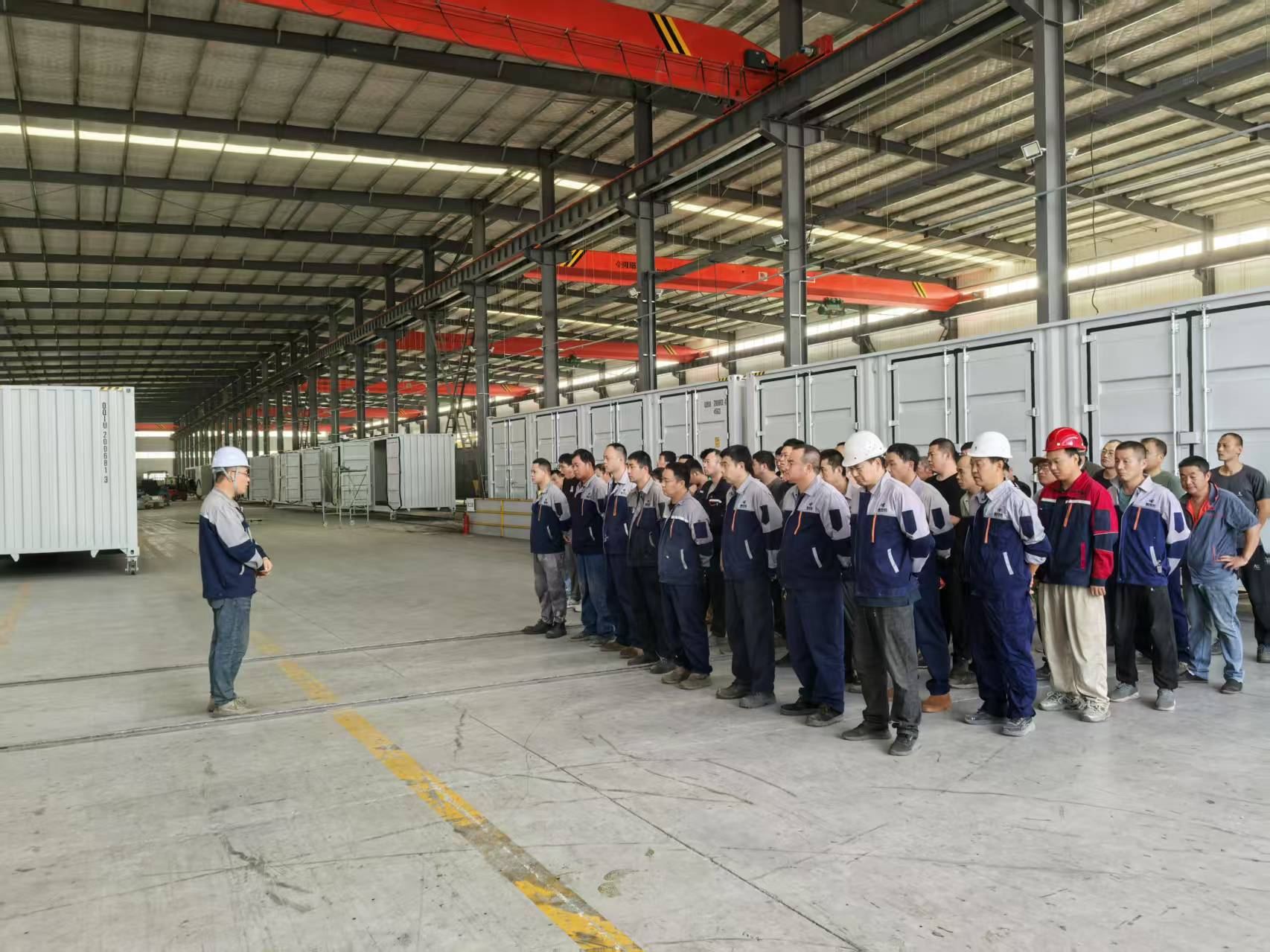 Menjalankan latihan operasi keselamatan untuk pekerja bengkel